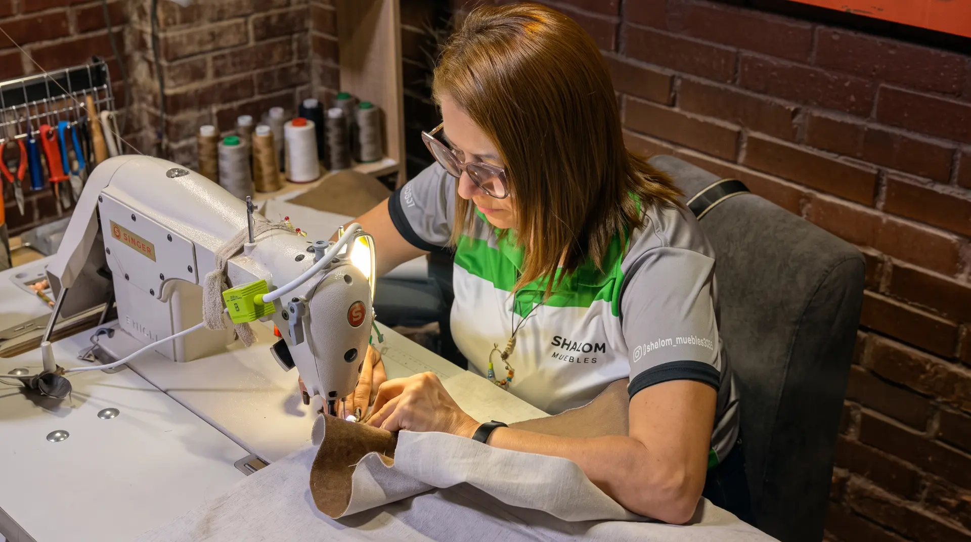 Muestras de telas y maderas usadas en la fabricación de muebles